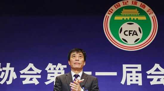 人行道上的司机：年糕
