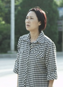 美女双腿大开被绑在床扒衣服